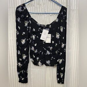 “Sophie Rue” SZ (L) Crop Top Black, Floral NWT Stretch, Long Sleeve